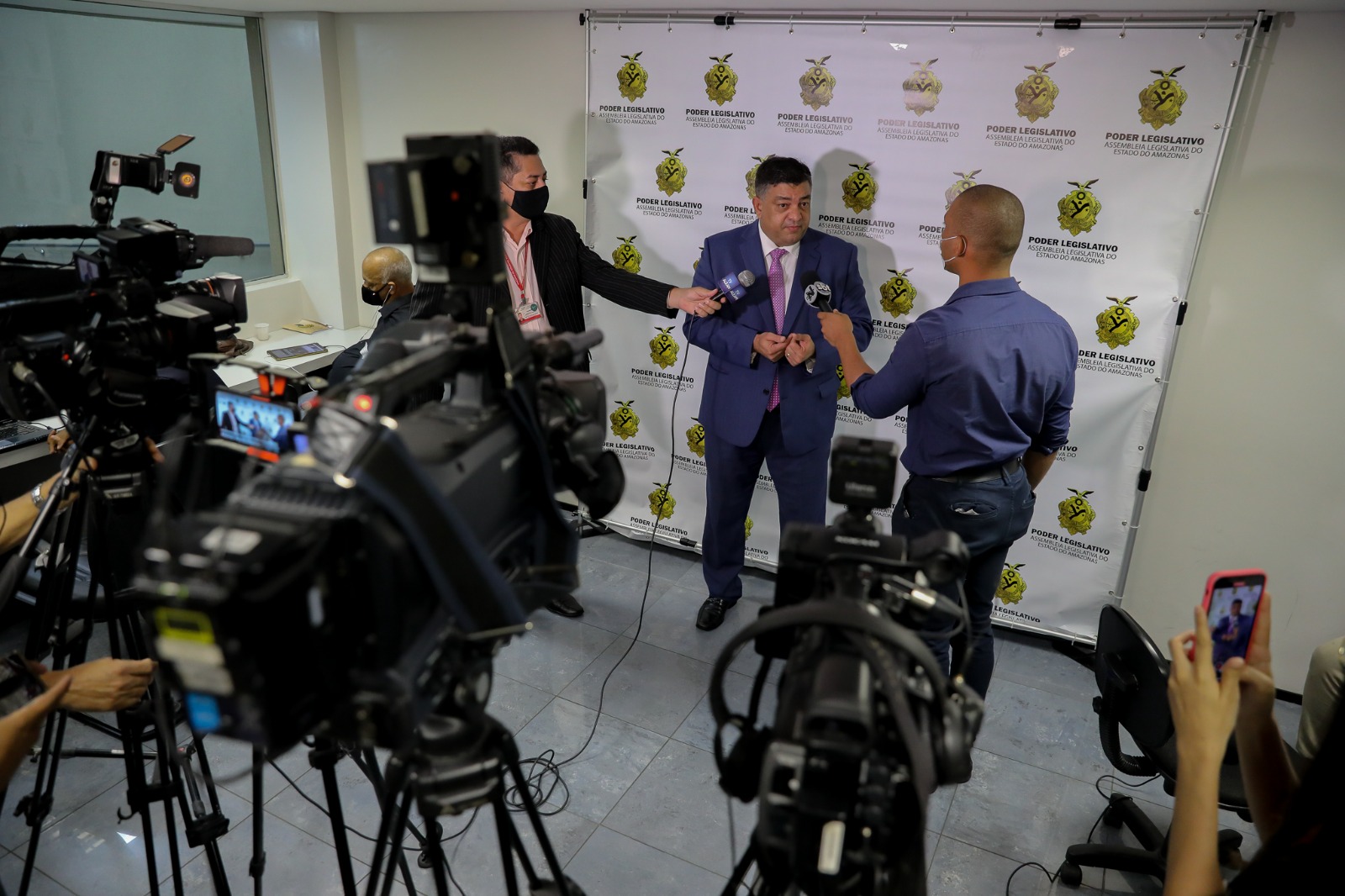 Atender a imprensa para informar a população sobre as ações parlamentares